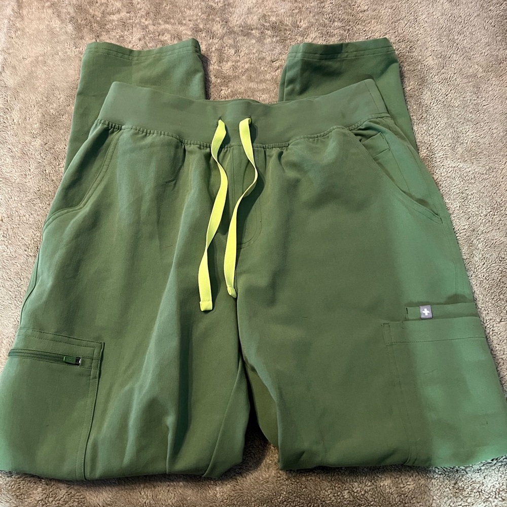 Figs Fern Yola High-Waisted Scrub Pants!